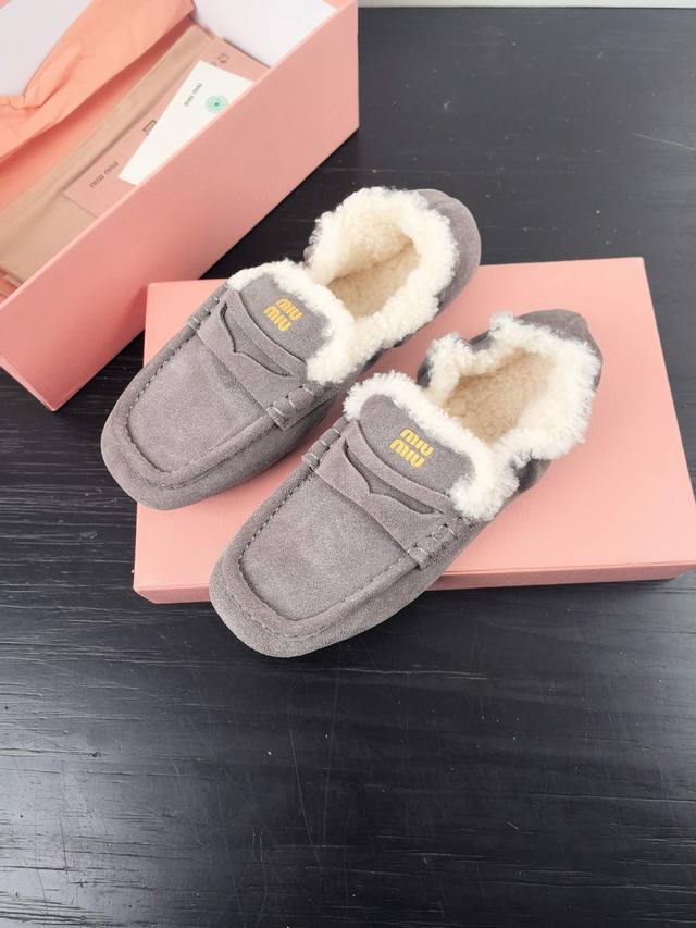 p Miumiu 缪缪2025Ss秋冬走秀款一脚蹬驾车鞋加毛乐福鞋毛毛鞋 这款永不过时的反绒皮驾车鞋饰有压花Miu徽标，彰显别具一格的经典格调。 上脚非常舒服超