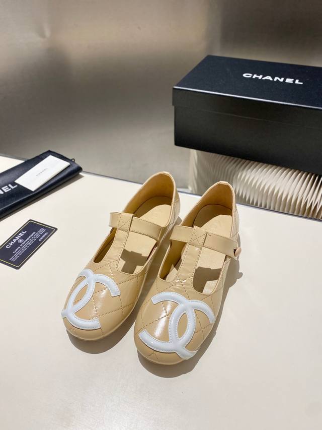 chanel中古款康鹏系列芭蕾舞鞋复古款大双C，所见即所得，上脚超美。 舒适感同样无敌，裸脚，搭配袜子都好穿，尤其适合春夏， 独家！！包装配齐，原厂原料，绝对鼎
