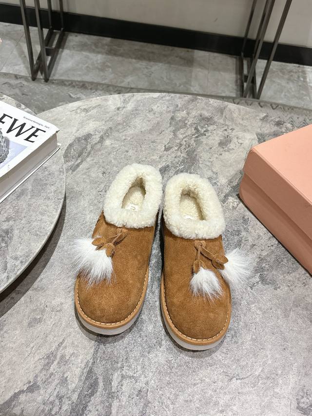Miu Miu缪缪 韩里韩气超火小土豆雪地靴升级版来啦！单鞋 其独特的浅口设计，轻松搭配各种服饰，无论是休闲的牛仔裤还是可爱的裙子，都能展示出恰到好处的时尚感。