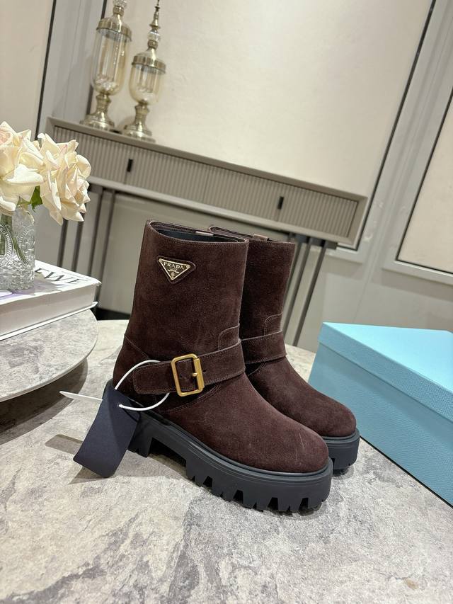prada 普拉达 25Ss秋冬新款 经典三角标 一脚蹬 短靴 冬天买不到的系列，绝对是今年的大爆款！！贼好看！ prada靴子真的很哇塞！ 上脚大气显腿瘦气质