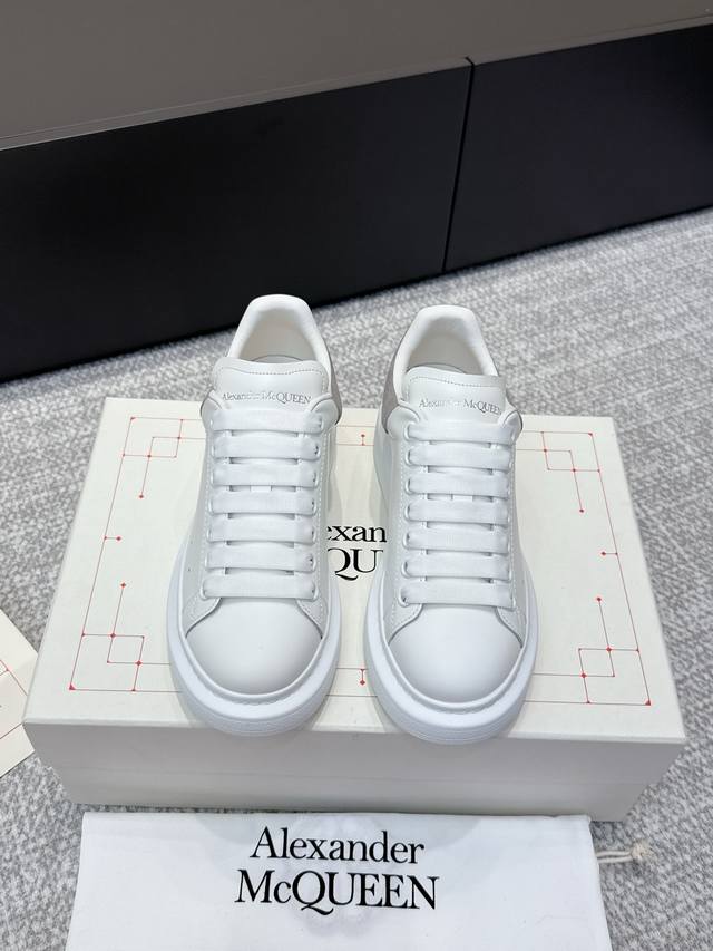 代购级 男+10 灰绒尾 # 麦昆当之无愧算是小白鞋里的经典之王 市面上做的人也确实不在少数，版本也是参差不齐但真正离正品还是有一段距离！请看我们独家 1独家定