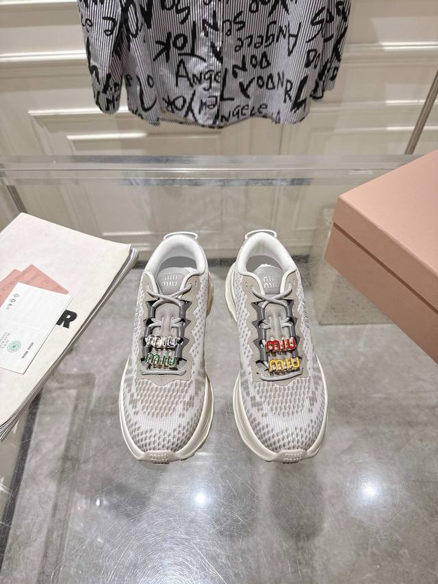 出厂 配饰扣40 情侣款 Miumiu缪缪 最新 复古 厚底 增高 飞织 休闲 运动鞋 整双鞋子采购Zp开发打造，全部定制材料，独家开模大底，细节全部对版出货，