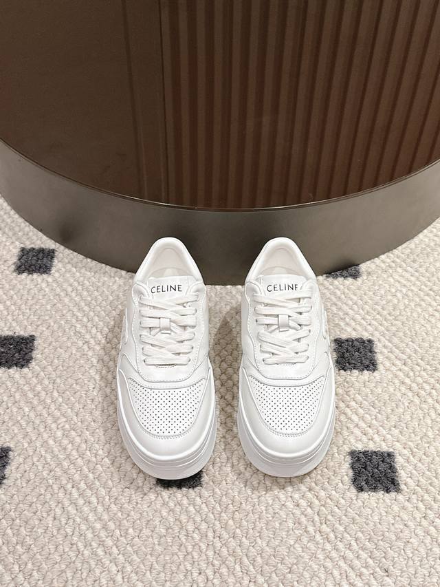 p 。码数35-40 41定做 Celine 2025新款厚底5Cm经典小白鞋，点缀上简约又不失个性的彩色线条， 低调中暗藏着高级感，每一处细节都写满了精致。5