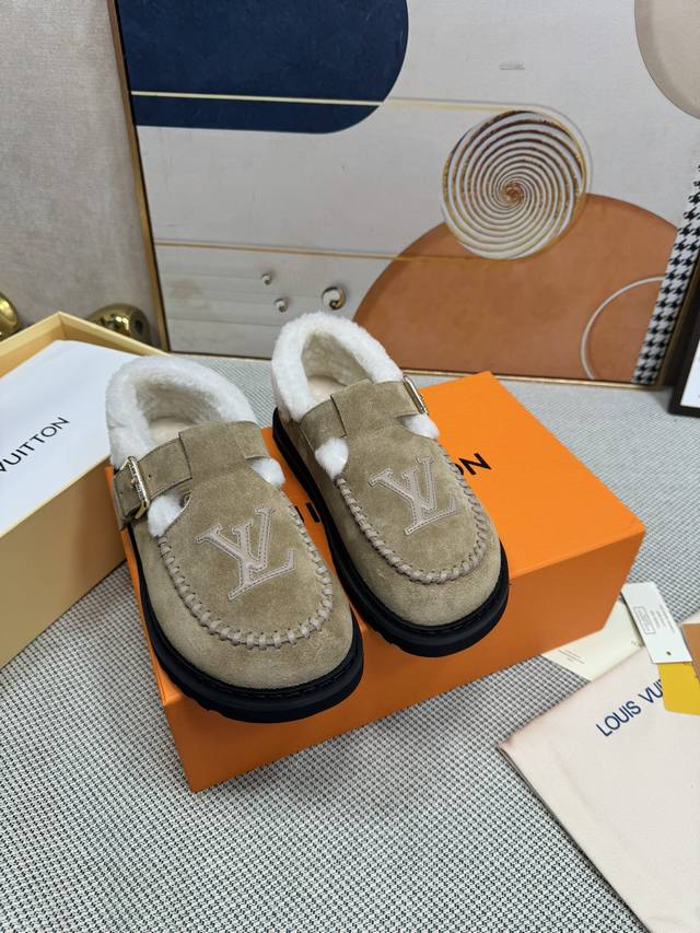 顶级版本毛毛鞋 路易威登Lv Louis Vuott On Fw24 New Arrival～ 这双毛拖也是好好看！皮质的就是非常高级呀！！搭配秋冬的牛仔短裤