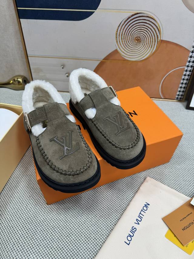 顶级版本毛毛鞋 路易威登Lv Louis Vuott On Fw24 New Arrival～ 这双毛拖也是好好看！皮质的就是非常高级呀！！搭配秋冬的牛仔短裤