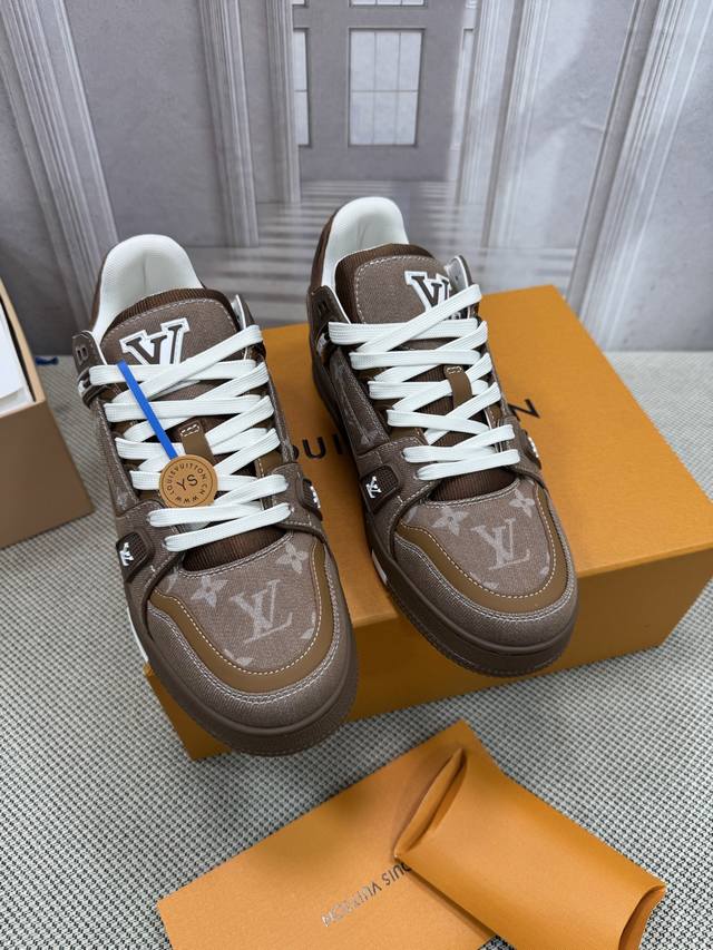 Lv-Trainer路易-威登 pk市场一切版本 情侣款 走秀新款 篮球板鞋 代购品质 原版1：1开发复刻！！上脚非常舒适 做工精细 鞋面由意大利进口小牛皮拼接