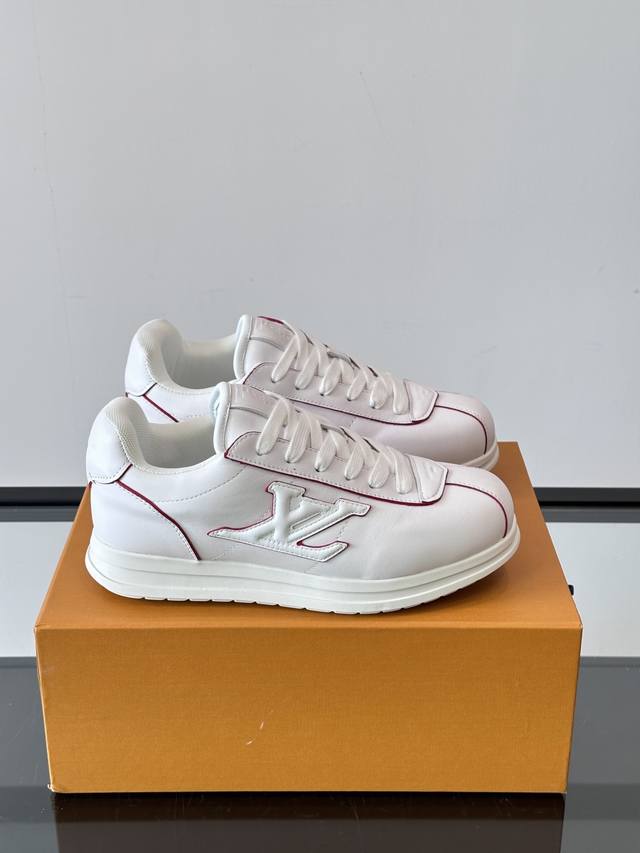 Ouis ＊Uitto＊ 新品男士运动鞋的多彩诠释结合了羊皮、Lv Buttersoft运动鞋的多彩诠释结合了羊皮和小牛皮，带来超柔软的感觉。这款以60年代为灵