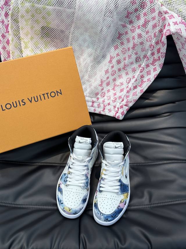 Ouis *Uitto* X*Nike联名高帮休闲运动鞋，采用进口牛皮拼接印花帆布材质精心制作，侧身联名印花Logo装饰，双色橡胶鞋底、后侧鞋口和鞋跟处均带有品