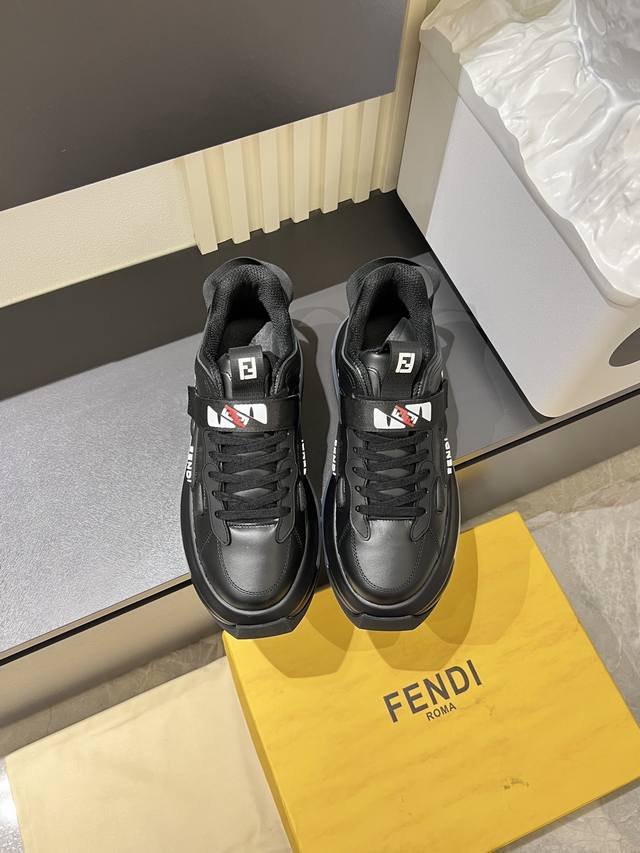 Fend* 芬迪新品男士低帮厚底运动鞋，套脚方式搭配松紧带、侧面印有F的Logo。鞋头装饰有凸纹Flow字样。多种材质拼接而成装饰Lycra细节。Ff图案鞋舌。