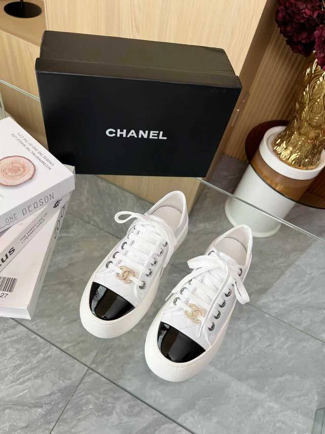 跑量版本只做皮面下单请备注 Chanel香妈妈自产2025C新款休闲运动鞋板鞋 超美的颜色 非常百搭 超级舒适 满满的小香风 经典耐看百搭款 原版大底，回弹力好