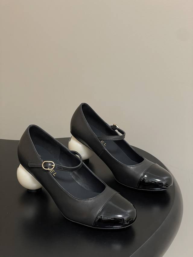 Chanel 小香2025秋冬走秀款双C巨型珍珠跟 玛丽珍鞋高跟单鞋 在米兰时尚的T台上 亮相便艳惊四座，成功晋升为潮流人士的梦中情靴 。经典的双C标志与巨型珍