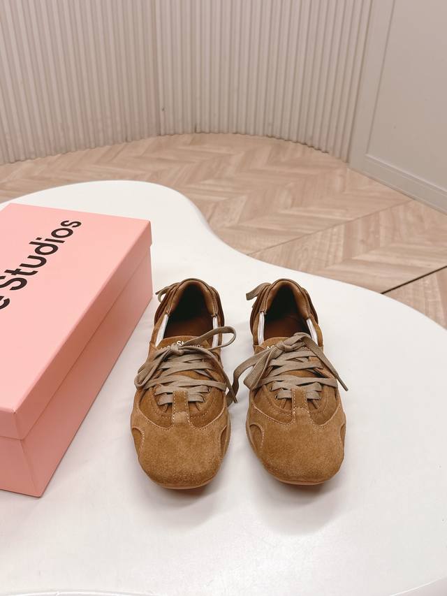 出 新色系！Acne Studios新款芭蕾舞运动鞋 Acne Studios将运动鞋与当下热门的芭蕾舞鞋元素结合首次推出芭蕾舞运动鞋 整双鞋也参考了芭蕾舞女演