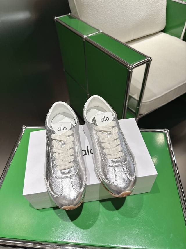 顶级版本 Alo小众潮牌 2025Ss新款系带舒适休闲鞋德训鞋平底阿甘鞋 上脚超级百搭！而且超级舒适～上脚一点都不沉重！非常轻便！套上袜套搭配更好看！而且还是明