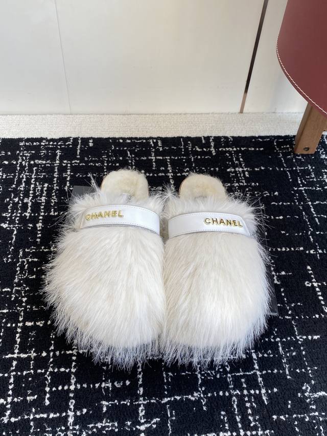 代购级 Chanel 香奈儿 经典四季双C毛毛拖鞋 这款毛拖真的是真太可爱了 柔软蓬松的毛毛 舒服暖脚 增高显腿长 秋冬搭配袜子休闲又慵懒 上脚真的好看又时髦美