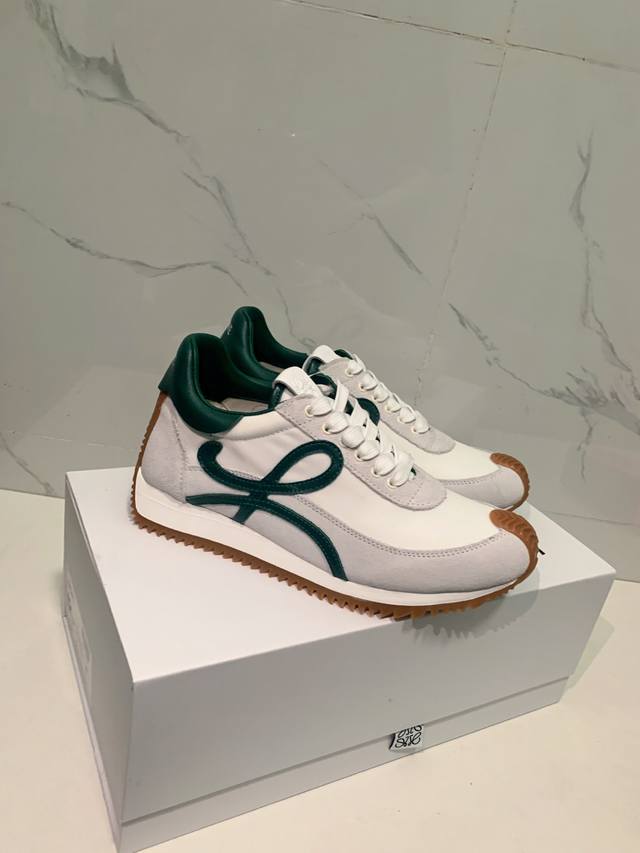 出厂： 男码 新色 超级火爆 Loewe 罗意威 最新内增高拼色德训鞋 阿甘鞋 小白鞋 进口麂皮+牛皮+原版丝绸拼接 +ptc Loewe标志性草书字样L与鞋身
