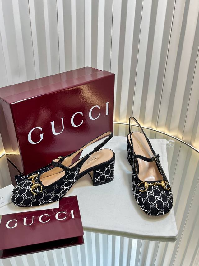 Gucci 双G水钻女士马衔扣后系带凉鞋 这款浅口选用帆布Gg水钻打造，匠心融蕴经典马衔扣造型配件。圆头和可调节脚踝搭扣设计相得益彰，浅金色调双G配件低调呼应品