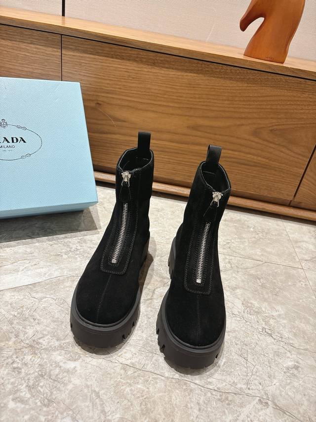 出厂 prada 普拉达经典三角标中拉链更简洁方便的王炸女靴 冬天买不到的系列，绝对是今年的大爆款！！贼好看！prada靴子真的很哇塞！上脚大气显腿瘦气质这块刚