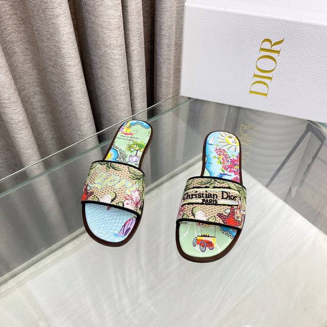 迪奥 Dior 2025 春夏新款 Dway 平底一字拖果冻色女鞋 Cd字母Logo立体刺绣圆头露趾拼色凉拖鞋 鞋面：进口酒椰草电绣高温水溶棉质科技面料 内里：