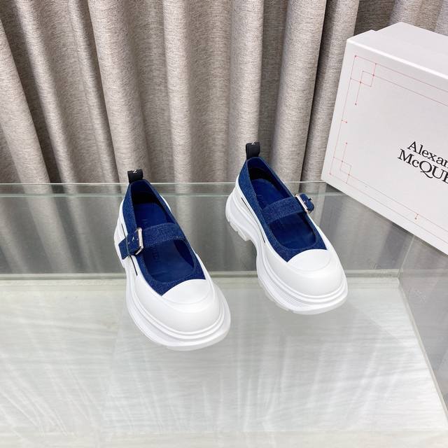 顶级品质 Alexander Mcqueen 新款系列厚底老爹鞋复古潮流逆天单品，极简风格 帆布，厚底，大头版型完全融合轮廓线条更加简约，呈现复古质感 超级好搭