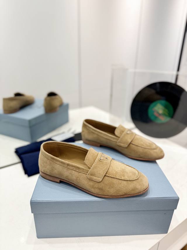 工厂p价 顶级代购版本 . prada普拉达走秀新品 金属三角Logo款 今年prada的设计简直不要太好看，未来感十足 高端大气的外观，上脚相当惊艳，最新系列