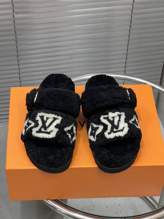 出厂 L.V 秋冬新款皮毛一体羊毛拖 纯皮毛一体羔羊毛打造！ 鞋面：皮毛一体羊羔毛 立体感十足字母 大底：原版开模防滑加厚发泡大底 码数：35-41 40.41