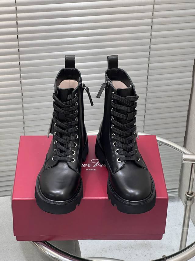 出厂 顶级版本！ Roger Vivier Rv新款方扣系带马丁靴短靴 最高版本买手代购1:1完美复刻 原版开模橡胶底 原版套楦鞋型很大方 搭配各种风格都轻松驾