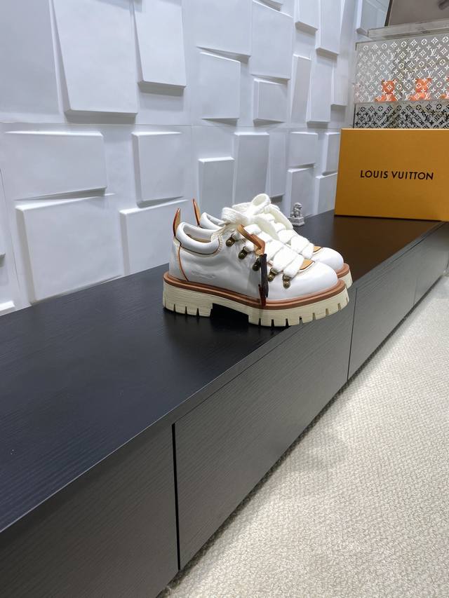 顶级版本： Lv Remix系带鞋向经典登山靴撷取灵感，以崭新比例塑造前卫构型。牛皮革鞋面配有加粗鞋带和Monogram 花卉铭纹鞋带扣，Monogram帆布钥