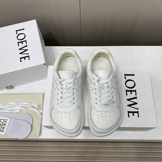 出厂价p Loewe 罗意威 25Ss秋冬新款Jambo板鞋绑带复古英伦风小白鞋休闲鞋～市场高品质 原版购入开发，细节处理到位。这将是引爆早秋的第一款爆版，值得