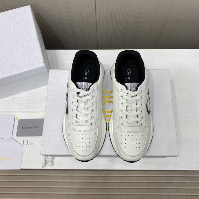 出厂价p 男+10 代购级 Dior 迪奥新款情侣休闲运动鞋 以优雅时尚的造型重新演绎运动风格。鞋面采用白色网眼织物精心制作，鞋带和鞋跟都有标志。精致的双色鞋底