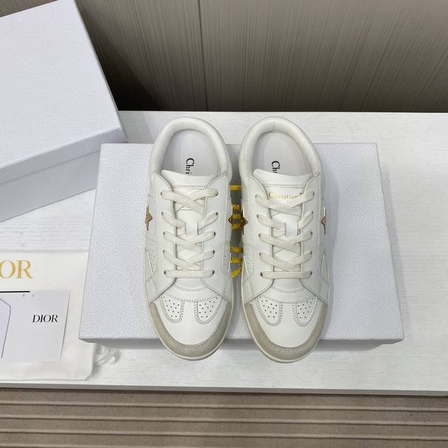 出厂价p 代购级 Dior 迪奥新款情侣休闲运动鞋 以优雅时尚的造型重新演绎运动风格。鞋面采用白色网眼织物精心制作，鞋带和鞋跟都有标志。精致的双色鞋底轻盈柔软，