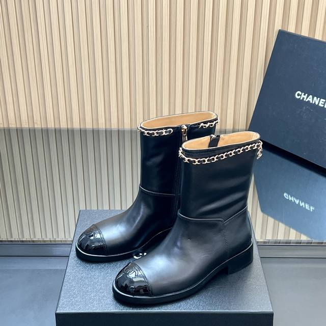 高版本 链条短靴！Chanel 小香25Ss 年秋冬新款系带马丁靴短靴、及裸靴 专柜同步！！本系列现已登陆发售！！原版购入开发！ 简约电绣双C- Logo设计