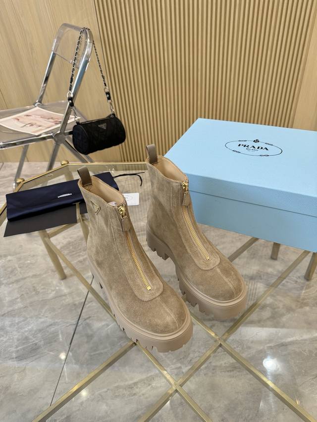 顶级版本 prad*普拉达2025秋冬爆款经典款一脚蹬骑士靴系列 这款上脚超好看.而且可以拉长腿型 市面上鱼龙混杂的货不同，此款卖点在于真皮住宿大底，我家拆烂Z