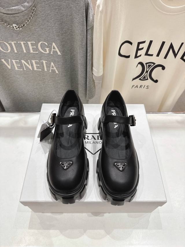 顶级版本 新品三角扣厚底玛丽珍单鞋乐福鞋 顶级品质... 经典三角标，经典鞋型，可以给予满眼的爱意 超级好搭配的一款单鞋，可甜可飒 鞋面：进口双色小牛皮 高丝光