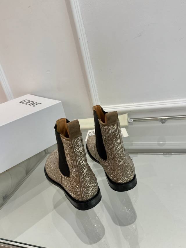 罗意威Loewe 火爆新款 配合整体原版楦型，时尚而个性好穿 颜色超赞 面料：进口羊京烫钻 内里：水染牛皮 垫脚：水染羊皮 大底：原版真皮大底 跟: 包装：原版