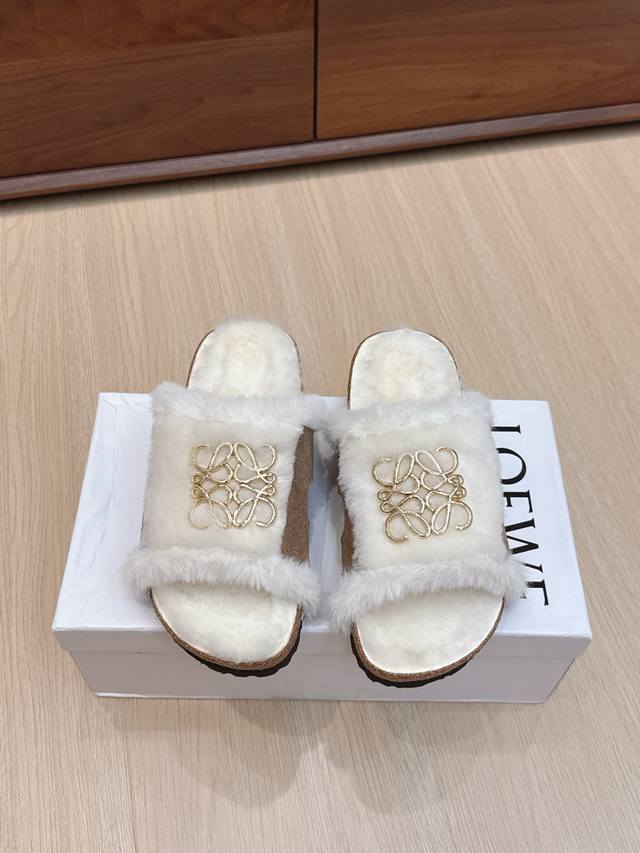 代购级 Loewe X Birkenstock 罗意威X勃肯鞋毛毛 博肯皮革绒面双扣时尚休闲平底鞋 牛皮绒面革质地柔软搭配可调节鞋扣提升穿着舒适度⑤ 人体工学设