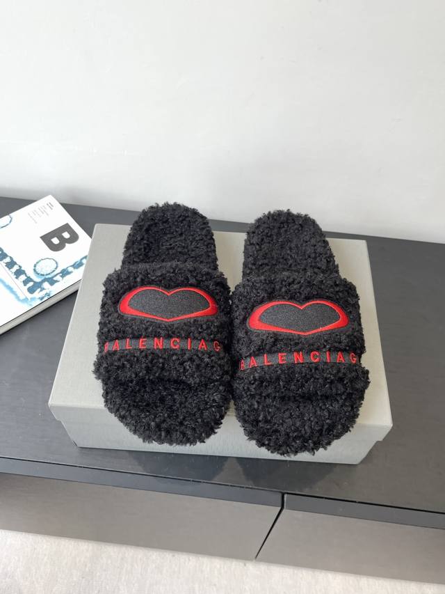 薄底 Balenciaga 巴黎世家25Ss 秋冬 毛拖 鞋面字母图案 电绣徽标刺绣工艺 高级感满满当当 上脚特别漂亮 非常柔软舒适 面料羊卷毛 鞋底原版防滑耐