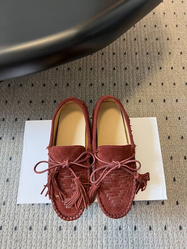 顶级品质 Isabel Marant 25Ss 麂皮编织游牧乐福鞋 秋日的麂皮编织游牧乐福鞋，好有氛围感，有点早秋的味道了新品麂皮编织乐福鞋上线囖！这期突如其来
