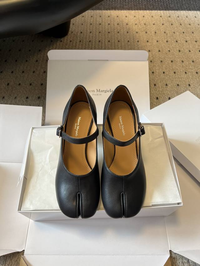 莞产 Maison Margiela 25Ss 新款粗跟玛丽珍分趾鞋 原版开模双层真皮鞋底 原版套楦鞋型很大方 搭配各种风格都 轻松驾驭 小短腿的福音 上身瞬间