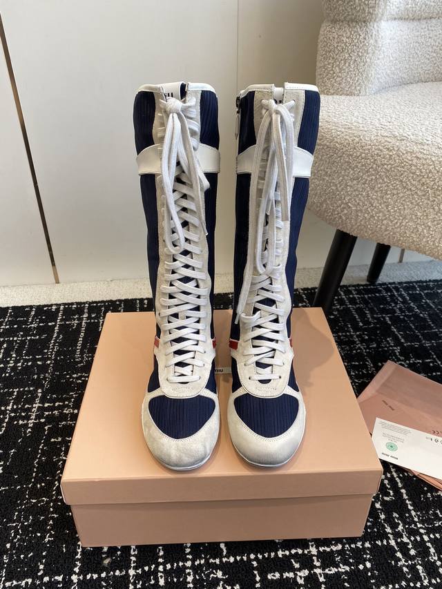 Miu Miu 25Ss 春夏新款走秀Miumiu 德训 休闲靴 秀场工艺来自Miu Miu系列的细节特写 新季的潮流要素一 与此刻挚爱的概念，多元对撞，传达现