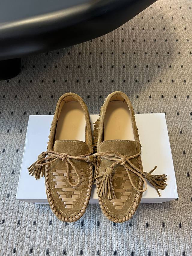Isabel Marant 25Ss 麂皮编织游牧乐福鞋 秋日的麂皮编织游牧乐福鞋，好有氛围感，有点早秋的味道了新品麂皮编织乐福鞋上线囖！这期突如其来的新品美到