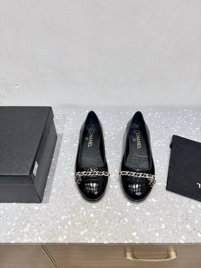 Chanel 小香 25Ss春夏系列 链条 芭蕾舞鞋 设计手工车线非常耗时耗力 独特大底双拼做法 让你不经意露出亮点大底车线永不脱底牢固永久复古就是经典浓郁C味