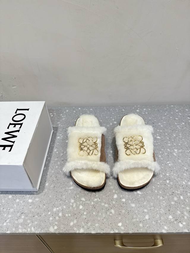 Loewe X Birkenstock 联名款 罗意威X勃肯鞋 毛毛鞋 博肯皮革绒面双扣时尚休闲平底鞋 牛皮绒面革质地柔软搭配可调节鞋扣提升穿着舒适度 人体工学