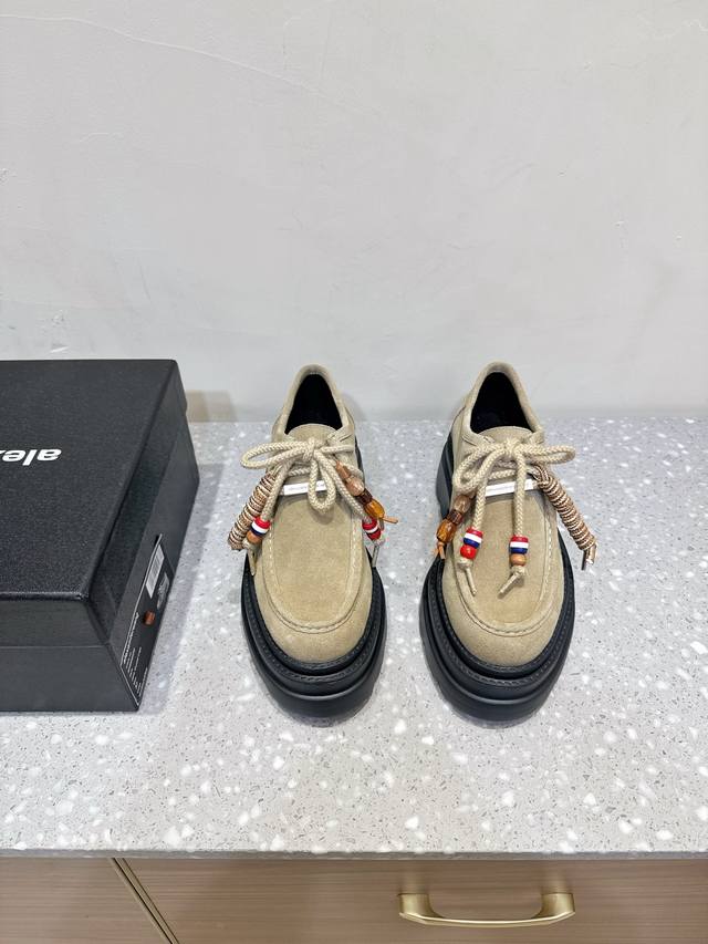 Alexander Wang 大王 25Ss秋冬新款 厚底 乐福鞋 好绝，同款乐福鞋来自压力山大王 Haileybieber撞鞋！ 新款相比之前的老款和你家的显