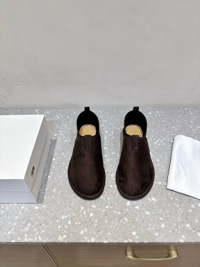 The Row 小众潮牌 25Ss秋冬新款 极简风 反绒皮 一脚蹬 乐福鞋 这是一个用最好的材质来制作极简风的品牌，非常用心的工艺收获了一大波粉丝，轻盈自在不厚