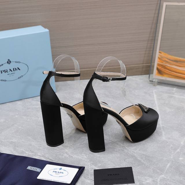 新爆款 2670Ss普拉达prada 顶级版本，原版套楦、百分百丝绸 一比一零离距打造！用最好料材打造最好鞋子！ 面料：意大利进口真丝绸缎面料 内里：进口羊皮内