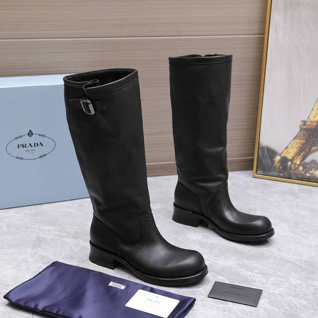 顶级版本 prada 普拉达 25 Ss 秋冬新品 皱皱靴 机车靴短靴 prada 骑士短靴｜ 野蛮生长 碾碎精致套路 油蜡皮揉出褶皱野心 金属扣锁住 反精致