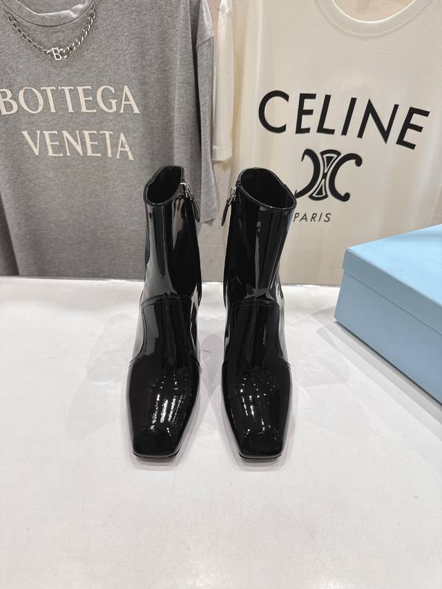 高版本出厂 prada*普拉达p家F025 2025Ss秋冬新品三角扣切尔西高跟短靴 时髦百搭Nice单品，独家上新啦。意大利专柜代购原版鞋开发，1比1照足原味