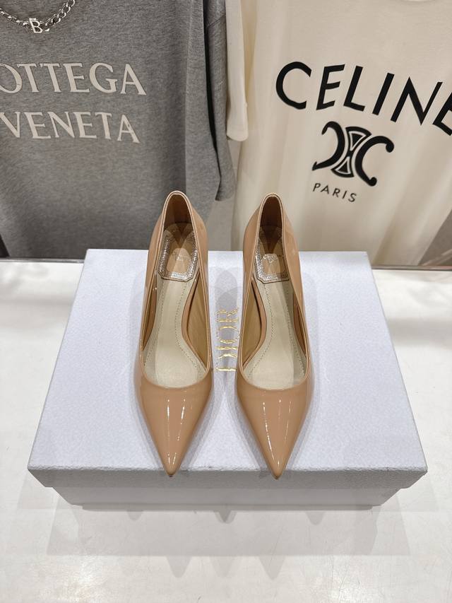 高版本出厂 Dior*迪奥D家2025Ss新款尖头高跟鞋时装鞋！顶级版本～ 超美的脚踝扣上脚超仙儿尖头设计巨拉长腿型 设计简约又不失甜美 鞋面：进口牛漆皮 内里
