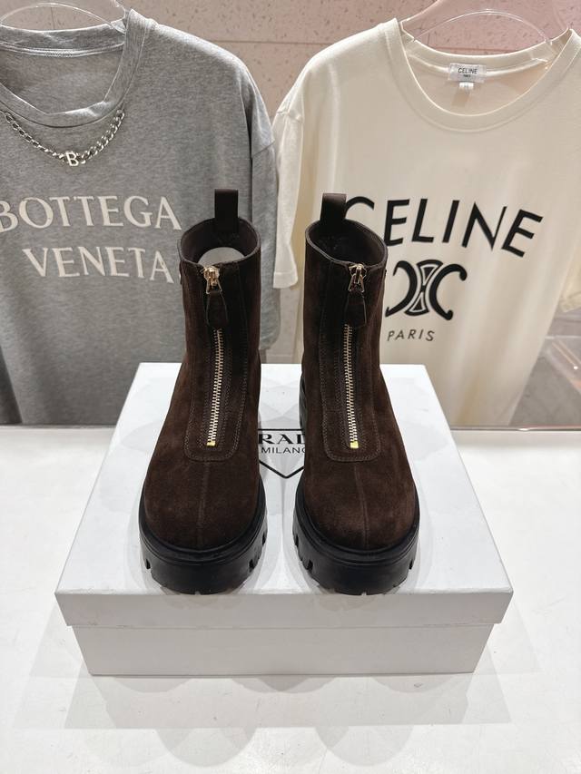 高版本出厂 prada 普拉达F041 2025Ss最新三角扣厚底短靴马丁靴，非常耐看的一款 走秀款小短靴 原版复刻 版型超正 超经典百搭款 超级耐看 耐穿 不