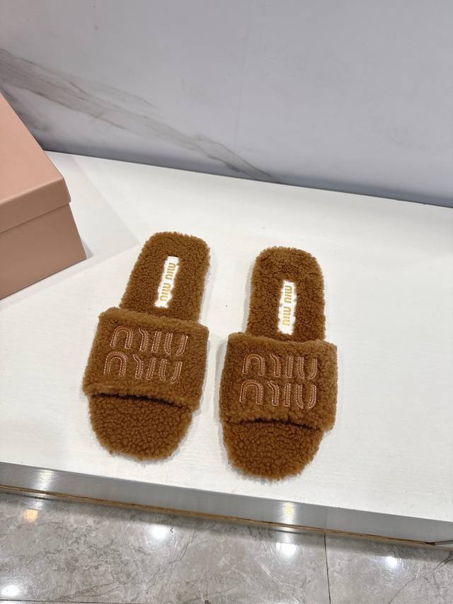Miumiu缪缪2025秋冬新款平底毛毛拖 每逢秋冬来临 毛拖是必不可少的单品 不仅足够保暖 还Qq拥有舒适的触感无论搭配什么都有种漫不经心的时髦纯羊毛有用手拨